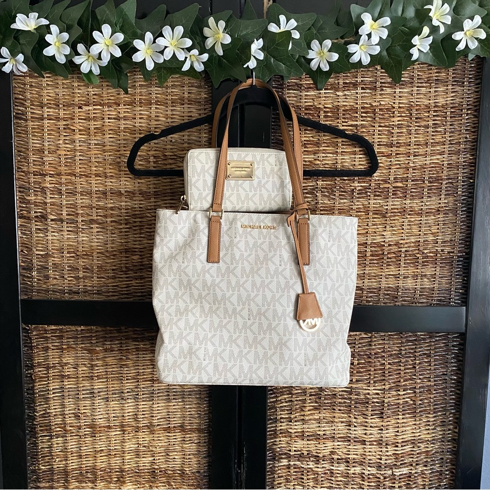 Michael Kors Shoulder Purse/Wallet Set